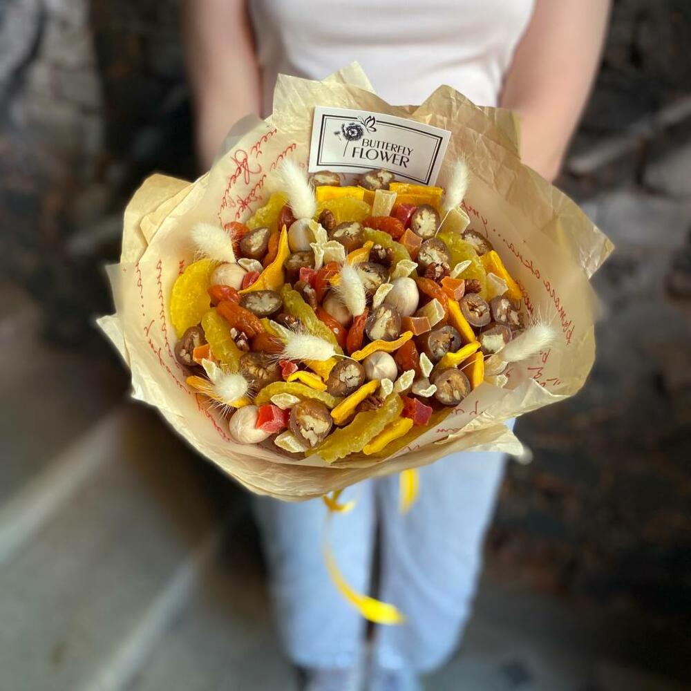 Съедобный букет из сухофруктов, орехов и лагуруса 