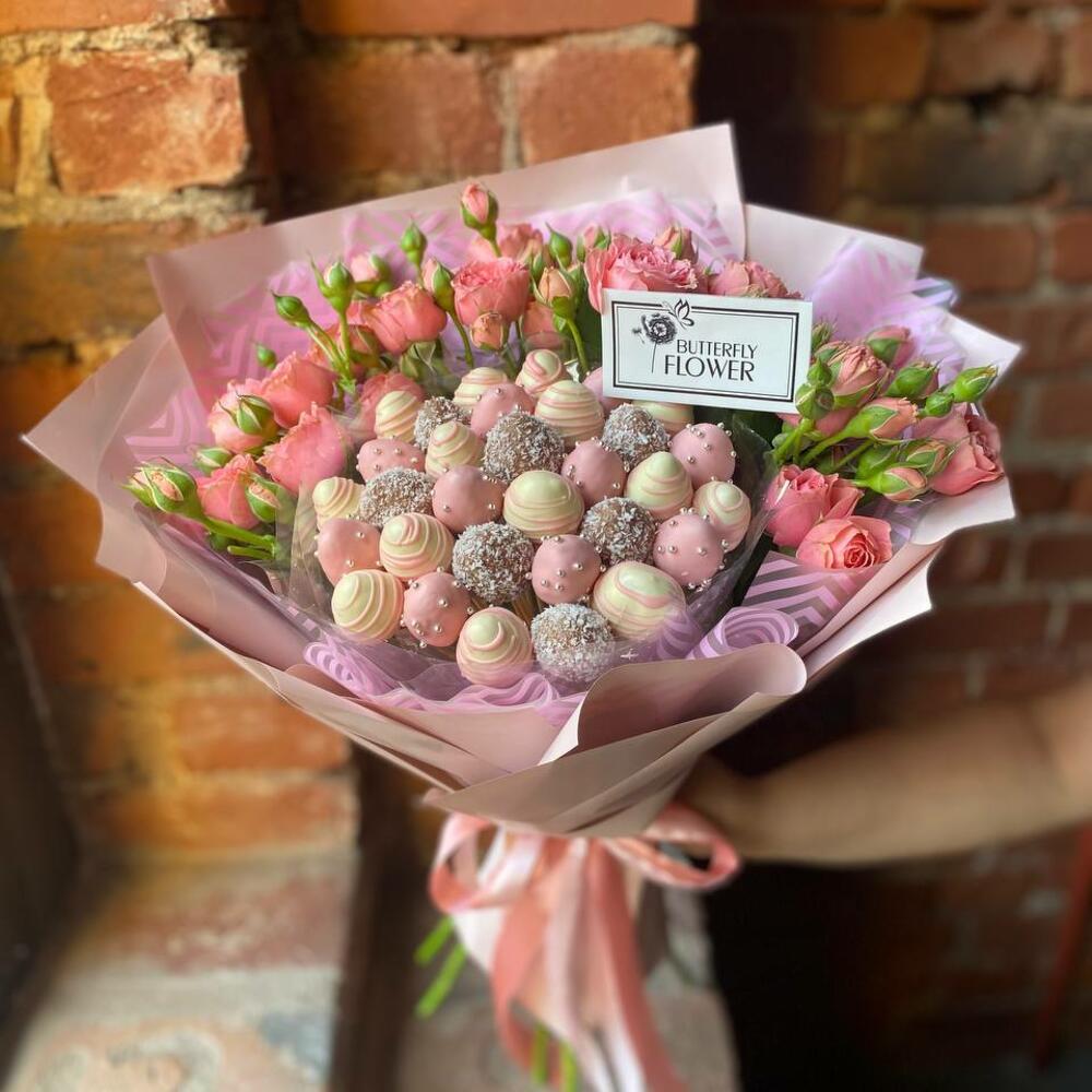 Съедобный фруктовый букет из клубники в шоколаде и кустовой розы в стильной упаковке 