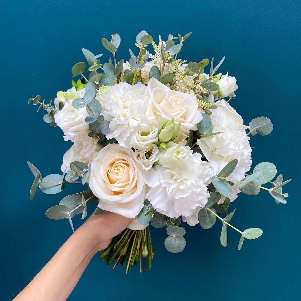 Свадебный белый букет с эвкалиптом Свадебный белый букет с эвкалиптом