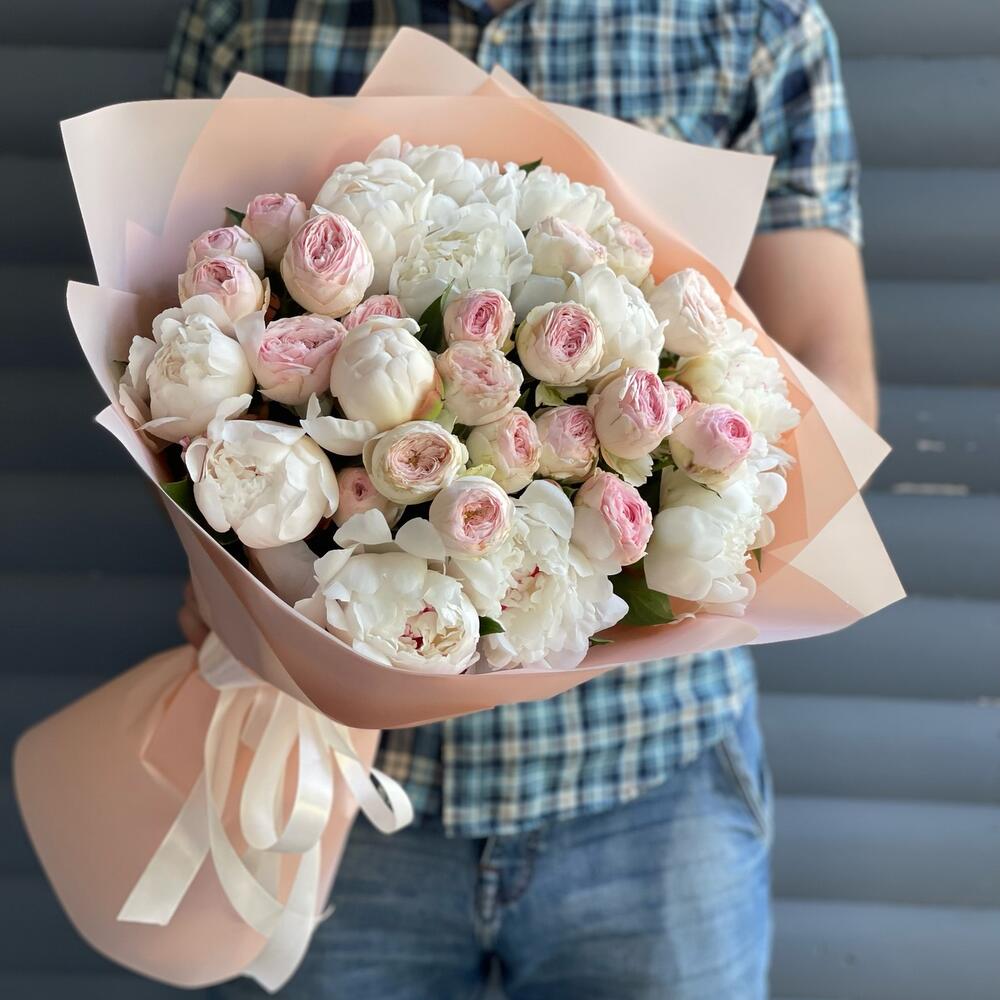 Букет из роз и пионов (по сезону)